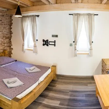 U Orloje Penzion 3*